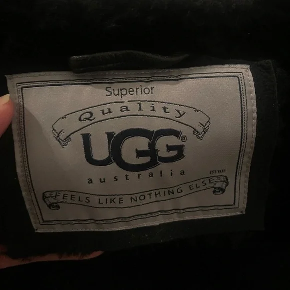 Elegant Black Fur-Trimmed Coat - Picture 7 of 12